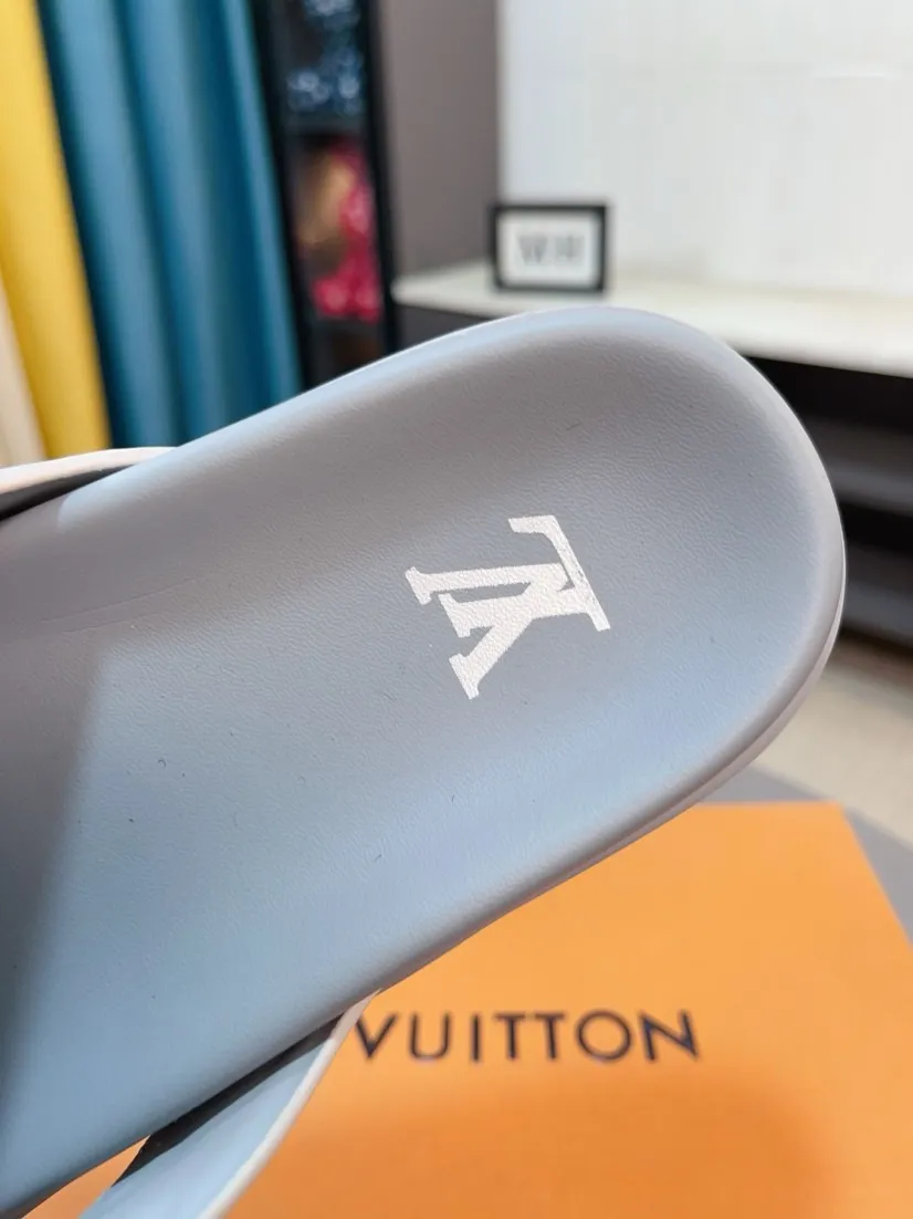 Men's shoes 💰360🌹🌹 (lv-Louis Vuitton) new men's sandals, high-end boutique, exquisite embossed logo decoration on the upper, fine workmanship, super soft soles, casual, loose and comfortable, a must-have in summer! \nsize：38-44